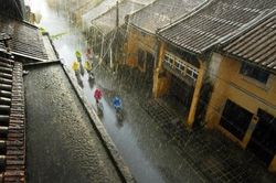 Miền Bắc nắng dịu, mưa về đêm, Trung Bộ cả ngày tầm tã