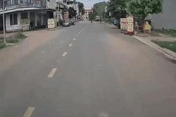 Thót tim cảnh tài xế phanh gấp cứu mạng bé gái chạy băng qua đường