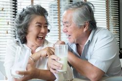 Chuyên gia chỉ cách chọn và sử dụng sữa nào tốt cho người cao tuổi