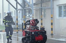 'Mãn nhãn' với robot chữa cháy hiện đại của Cảnh sát PCCC và CNCH Hà Nội