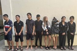 Bắt quả tang 8 'nam thanh, nữ tú' mở tiệc bay lắc trong quán karaoke