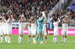 Học cách kiên nhẫn với đội tuyển Việt Nam và HLV Troussier