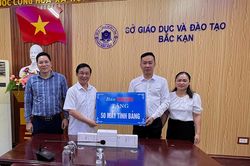 Báo Nhân Dân tặng 50 máy tính bảng cho học sinh nghèo Bắc Kạn