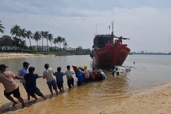 Quảng Bình: Bất chấp lệnh cấm biển, 2 ngư dân ra khơi bị chìm thuyền