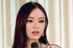 Hoa hậu Hòa bình Hong Kong chép tài liệu lên tay để thi phỏng vấn kín