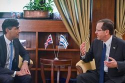 Thủ tướng Anh đến Jerusalem gặp Tổng thống Israel