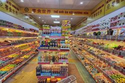 Xử phạt cửa hàng ăn vặt vì kinh doanh hàng hóa nhập lậu