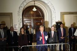 Người phụ nữ bị bắt vì xông ra bảo vệ ông Trump giữa phiên tòa