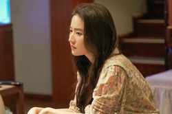 Lộ ảnh Lưu Diệc Phi ôm con trong bệnh viện, Lâm Canh Tân hớt hải xuất hiện