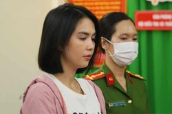 Ngọc Trinh khai về vụ việc thả hai tay khi lái mô tô?