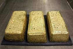 Giá vàng thế giới tăng vọt lên đỉnh 2,5 tháng, SPDR Gold Trust xả thêm 7 tấn