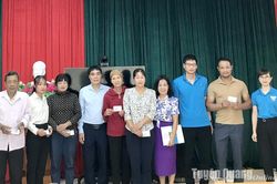 Tặng 53 thẻ BHYT cho người thuộc hộ cận nghèo huyện Yên Sơn