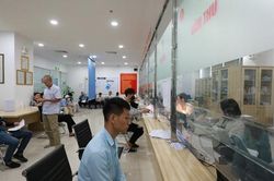 Người dân Hà Nội lại đua nhau đi đổi giấy phép lái xe