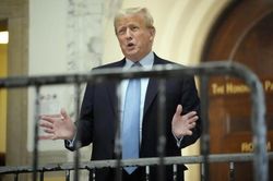 Bị đuổi khỏi tòa vì ủng hộ ông Trump quá mức