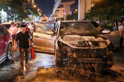Hà Nội: Ô tô đang chạy trên đường bỗng bốc cháy dữ dội