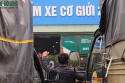 Hàng chục trung tâm đăng kiểm sắp đóng cửa, lo kiểm định xe cơ giới lại ùn tắc