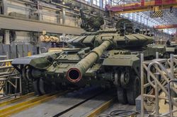 Nhà sản xuất T-72B3 của Nga hỗ trợ… binh sĩ Ukraine sửa chữa xe tăng