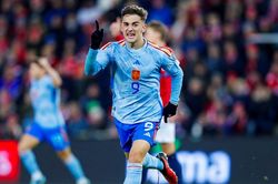 Gavi tuổi 19 đã là thủ lĩnh của Barca lẫn ĐT Tây Ban Nha