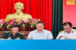 Bàn giao các ngư dân chìm tàu cho cơ quan chức năng, chính quyền địa phương