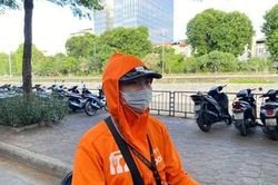Nhọc nhằn nữ nhân viên giao hàng
