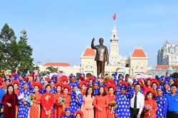 82 cặp đôi thanh niên công nhân nên duyên trong lễ cưới tập thể