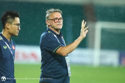 HLV Troussier nói lời bất ngờ về trình độ bóng đá Việt Nam