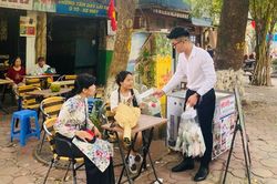 Xuất hiện dàn 'mỹ nam' tặng hoa cho chị em phụ nữ Hà Thành