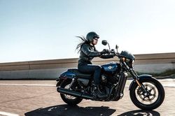 Phụ nữ lái xe mô tô chú ý 7 điều để an toàn trên suốt hành trình