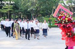 Đoàn công tác HĐND thủ đô Viêng Chăn (Lào) dâng hoa, dâng hương tưởng niệm Chủ tịch Hồ Chí Minh