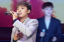 Hồ Văn Cường hát nhạc Cẩm Ly tại trường học khiến dân mạng cảm động