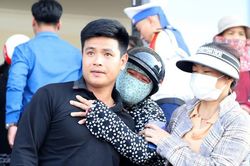 Trải qua những giờ phút sinh tử giữa biển Trường Sa, 83 ngư dân rơi nước mắt khi được gặp lại người thân