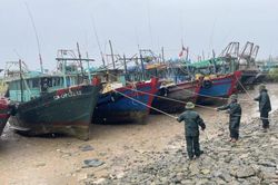 Bão số 5 mạnh thêm, nhiều địa phương cấm tàu thuyền