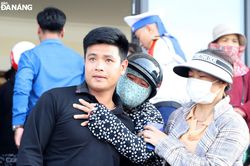 Quân chủng Hải quân bàn giao ngư dân tàu cá Quảng Nam bị nạn trên biển