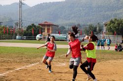 Phụ nữ Tủa Chùa tranh tài môn bóng đá