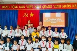 Trao 100 suất học bổng 'Tiếp sức cho em đến trường' tại huyện Krông Pa