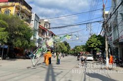 Đèn trang trí rơi xuống đường khiến 1 người bị thương