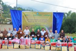 Phân ban Ni giới T.Ư tặng quà đến đồng bào ở vùng núi Tây Bắc - tỉnh Hà Giang