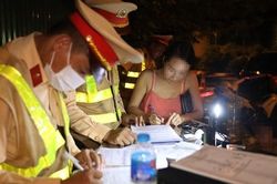 Cụng ly mừng 20/10, nữ tài xế nhận phiếu phạt nồng độ cồn