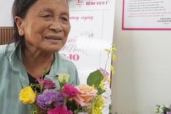 Niềm vui bất ngờ của nữ bệnh nhân trong ngày Phụ nữ Việt Nam 20/10