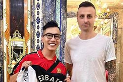 Cựu tiền đạo MU Dimitar Berbatov bất ngờ sang Việt Nam khiến fan 'Quỷ đỏ' phấn khích