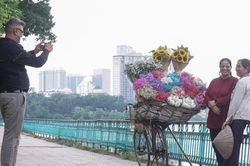 Cuộc đời sau ống kính: Hai phút đẹp đẽ của bà bán hoa rong
