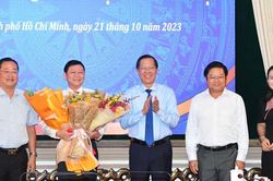 Chủ tịch UBND TPHCM Phan Văn Mãi trao quyết định bổ nhiệm cán bộ