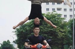 Xác minh clip anh em nghệ sĩ xiếc Quốc Cơ - Quốc Nghiệp 'chồng đầu' trên xe máy
