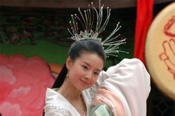'Chúc Anh Đài' Đổng Khiết lộ vóc dáng đáng lo ngại khi đọ sắc bên mỹ nhân kém 22 tuổi qua ống kính 'người qua đường'