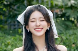 Triệu Lộ Tư dùng tin vui để trấn an fans sau cuộc hỗn chiến