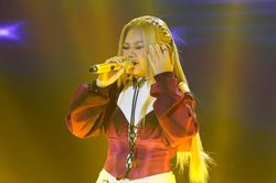 Hà Minh đắm chìm Dưới ánh đèn sân khấu, bừng sáng trong chung kết Vietnam Idol