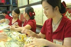 Với 100 triệu đồng, mua vàng hay gửi tiết kiệm ngân hàng, kênh nào lời hơn?