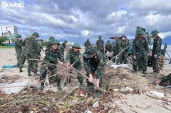 Bộ đội tham gia thu gom rác thải khu vực bờ biển đường Nguyễn Tất Thành