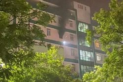 Sơ tán bệnh nhân ra khỏi đám cháy tại Bệnh viện Đa khoa khu vực Cẩm Phả