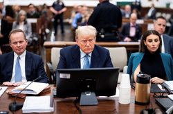Chê bai thư ký tòa án New York, ông Trump bị phạt 5.000 USD